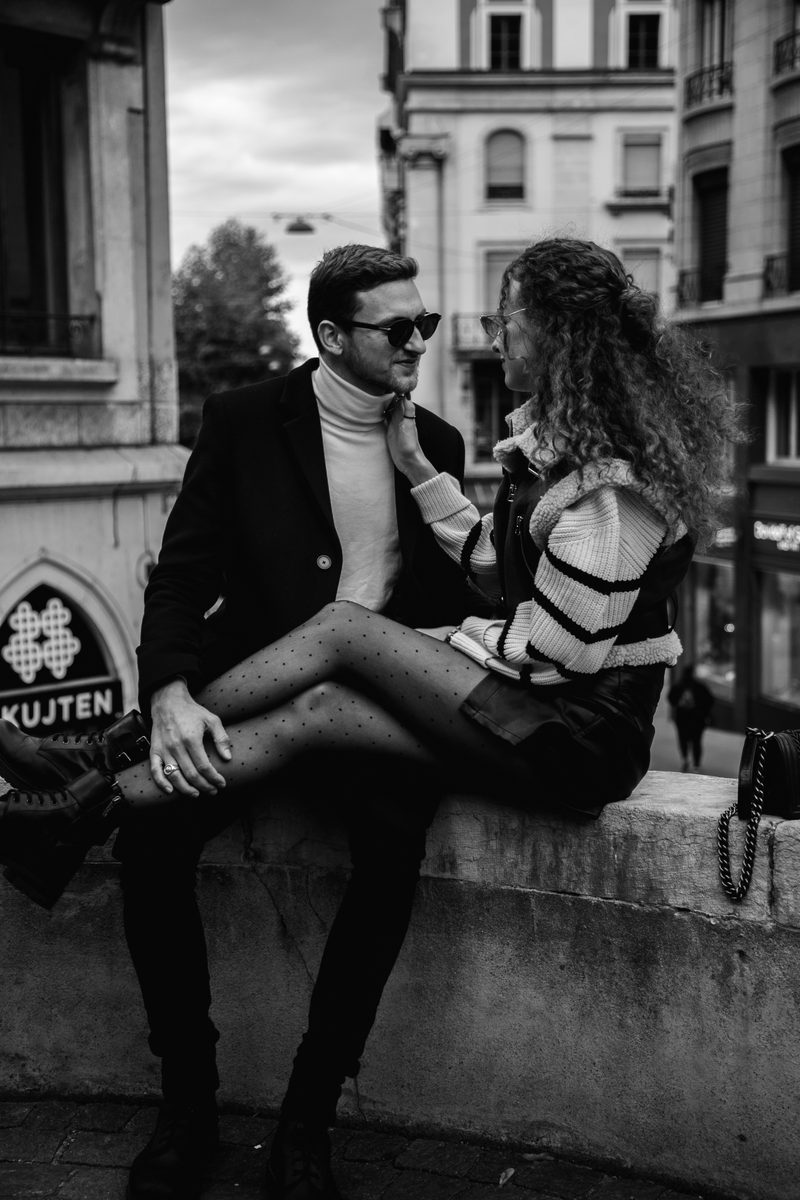 Elegant engagement portrait in a Geneva park by Anna Zulian