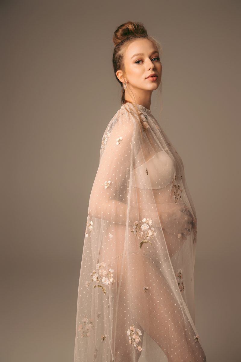 Elegant maternity portrait in flowing fabric by Anna Zulian