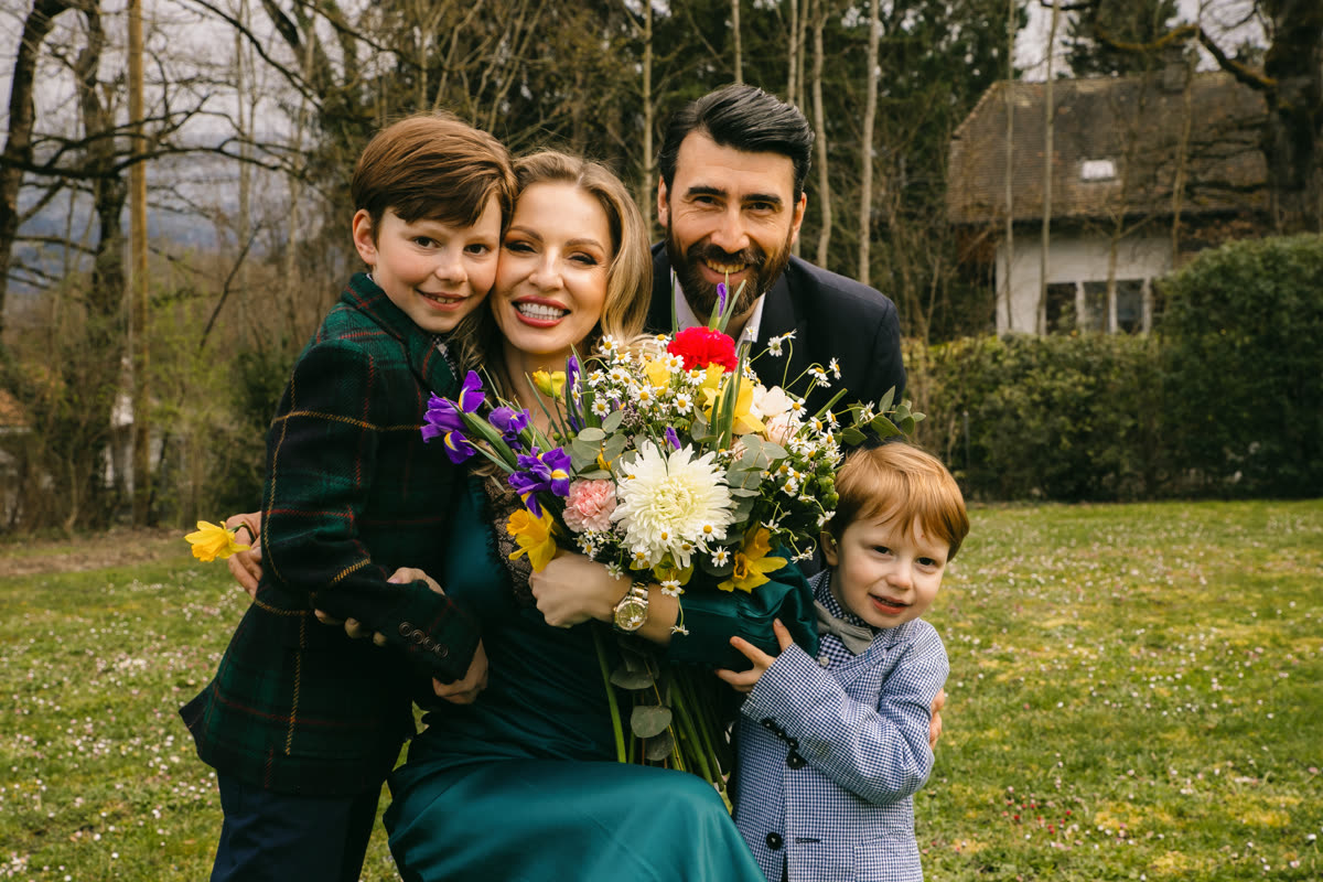 Natural family portrait with children in Geneva outdoor setting